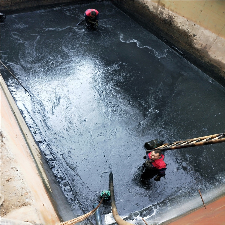 干河街道废水池清理