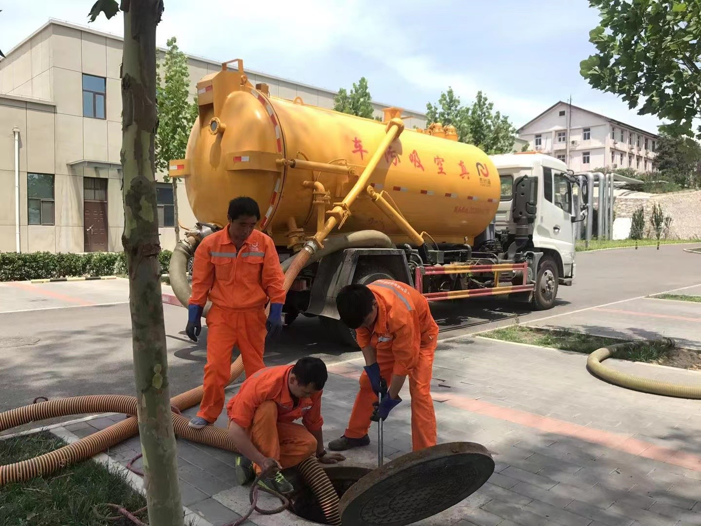 干河街道管道疏通车停在窨井附近