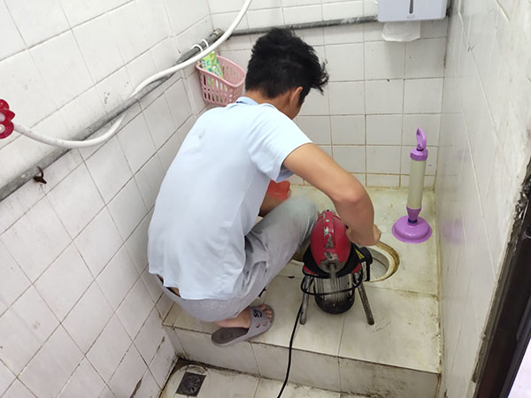 干河街道肥皂掉到马桶里把马桶堵住了怎么办？马桶堵住了怎么办