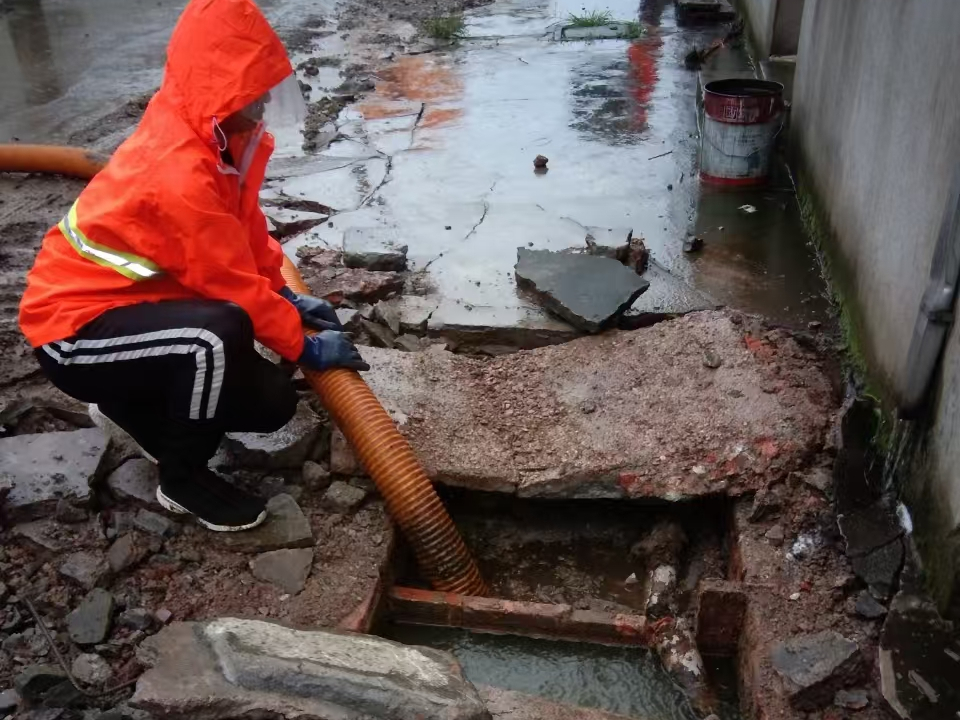 干河街道专业清理污水池 炜誉市政以规范流程守护城市 “肠道”