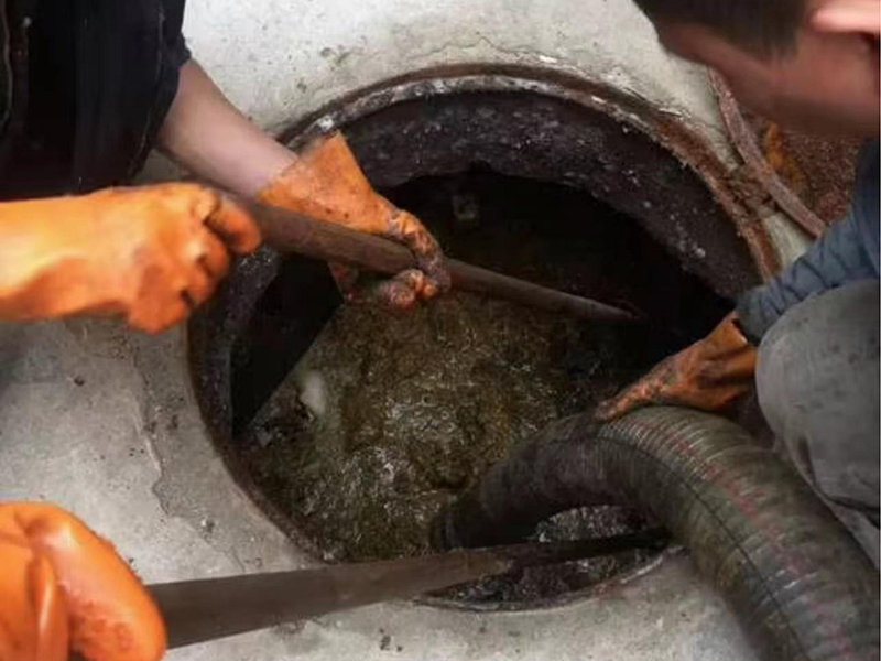 干河街道清理化粪池时如何避免沼气的危害？